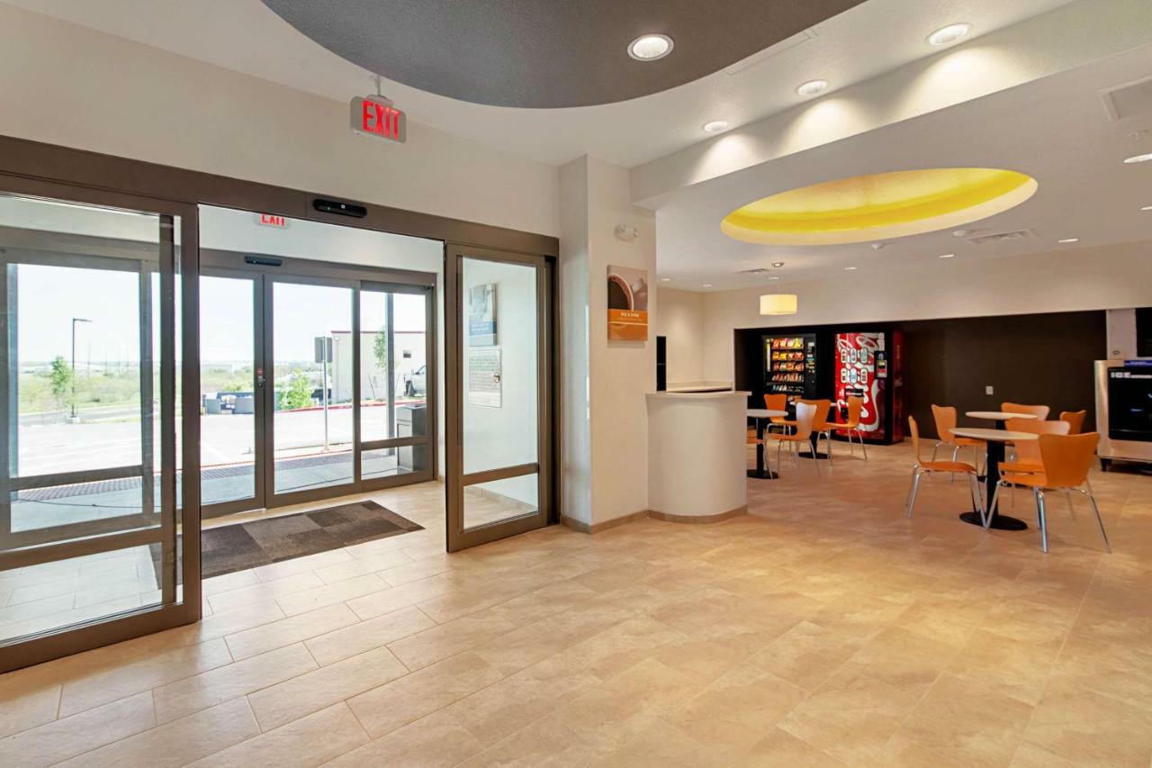 Studio 6 Austin Airport Exterior photo